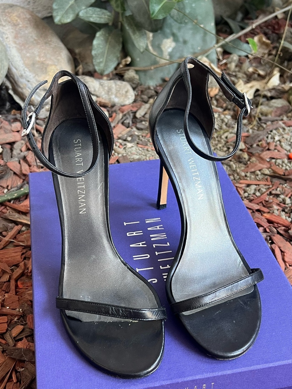 EUC Stuart Weitzman Black Leather One strap over toes with ankle strap heels